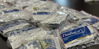 爱心速递丨东莞PA旗舰厅为职工派发对乙酰氨基酚和新型冠状病毒抗原检测试剂盒